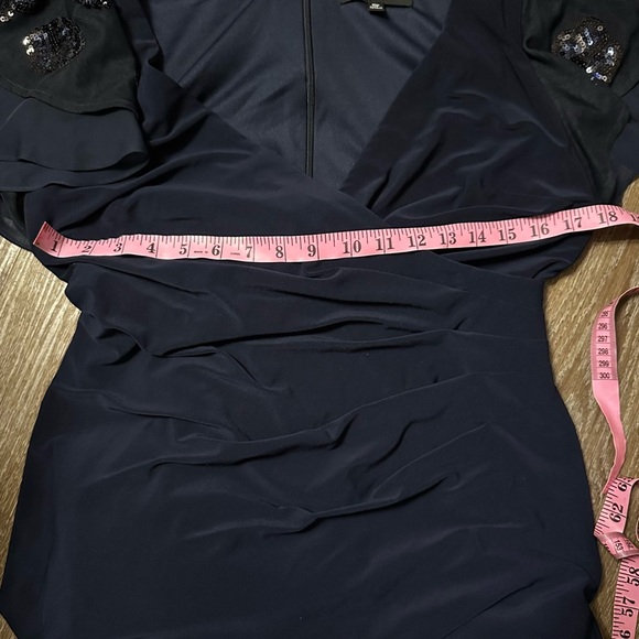 Betsy & Adam
Women's Sequin-Sleeve
Surplice-Neck Gown size 10P 10 Petite navy - Picture 7 of 9